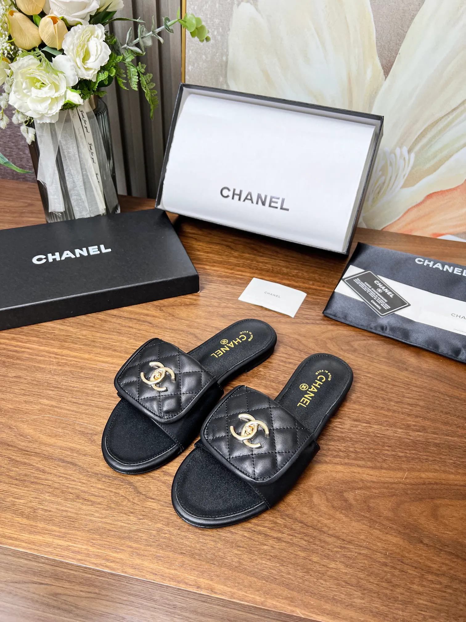 👟👟Ex-factory price 440👟👟Chanel classic slippers✅, very classic made of diamond-patterned cowhide😊 And it also has Chanel's classic gold buckle, heel, comfortable and easy to wear. Fabric: cowhide. Lining: cow lining. Color: black, white. Size: 35-42 (41, 42 can be customized and non-returnable). Outsole: Made of genuine leather outsole. Packaging: with card, cloth bag